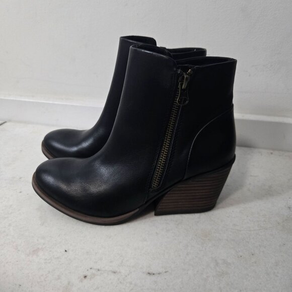 Korks Women's Size 6 Hattie Heeled Black Vegan Leather Ankle Booties Side Zip - Picture 1 of 13